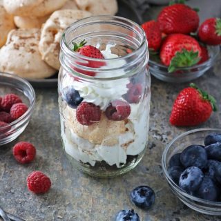 To Go Pavlova In A Jar #ServingUpTheSeason