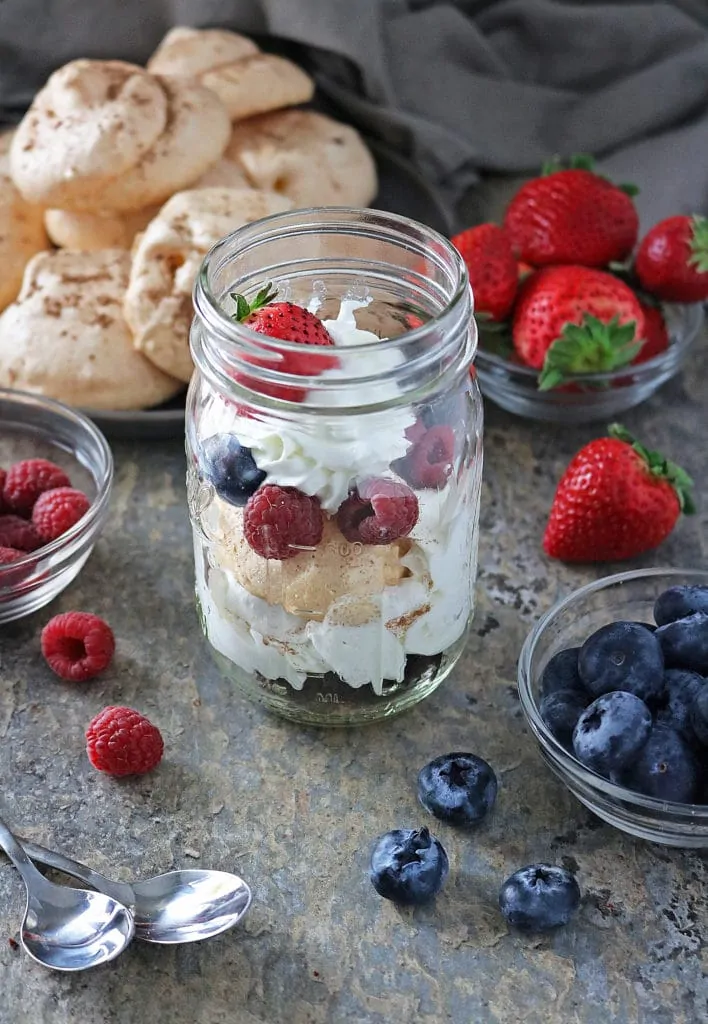 To Go Pavlova In A Jar #ServingUpTheSeason