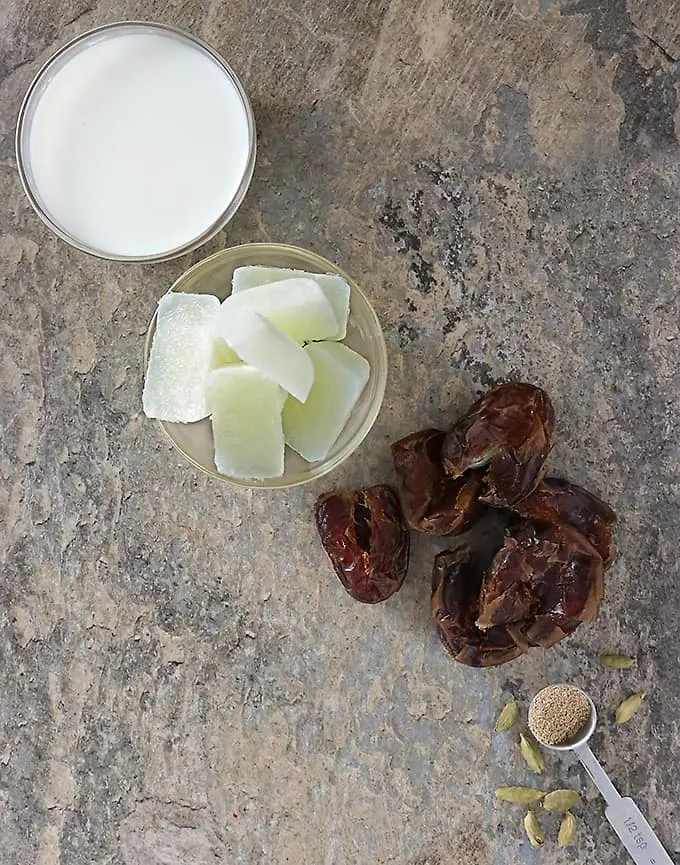 3 ingredients that go into making my date shake