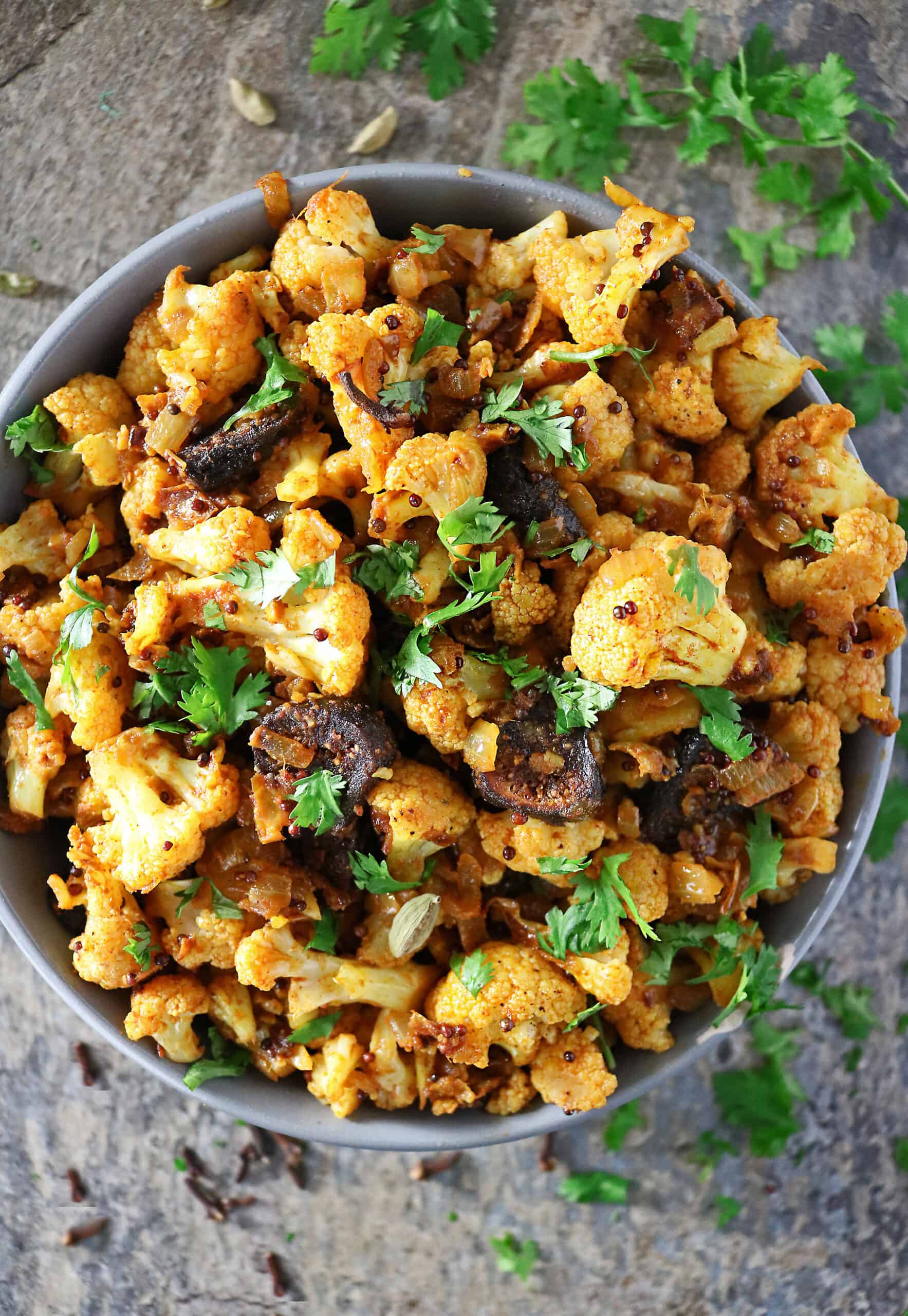 Photo Delicious Spicy Cauliflower With Figs