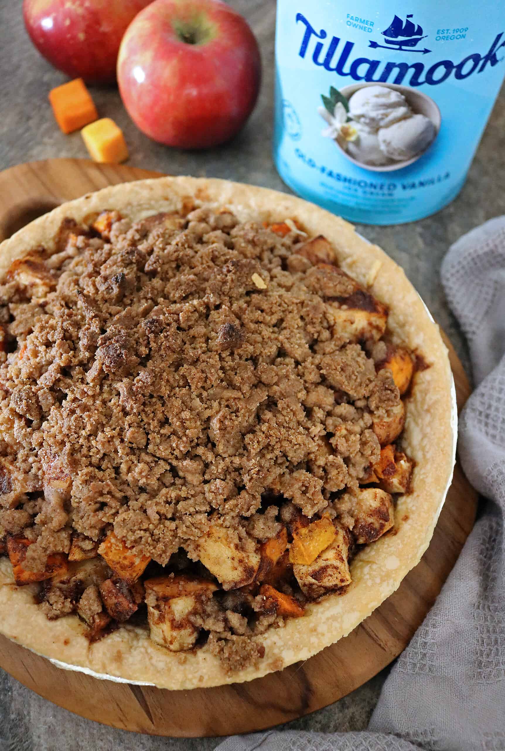 Delicious Apple Crumble Pie with butternut squash