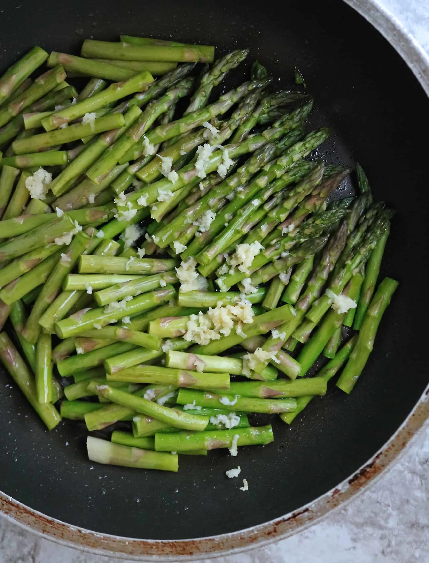 Cooking Garlic asparagus