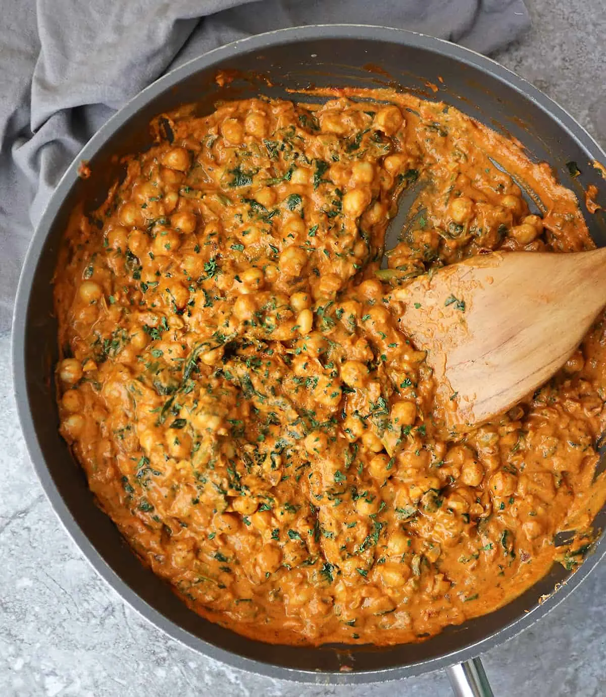 Easy creamy delicious chickpea spinach curry in a pan