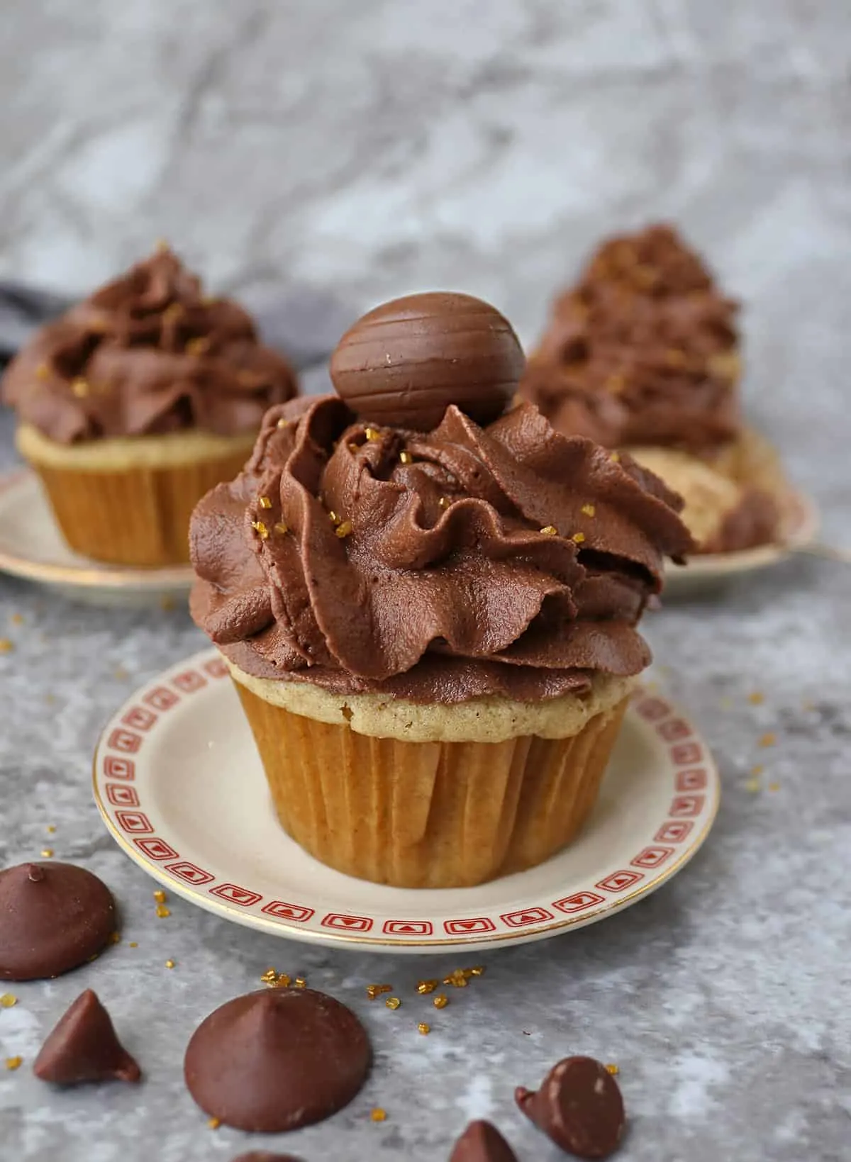 Easy vegan vanilla Cupcakes with vegan chocolate frosting and not-vegan Cadbury egg