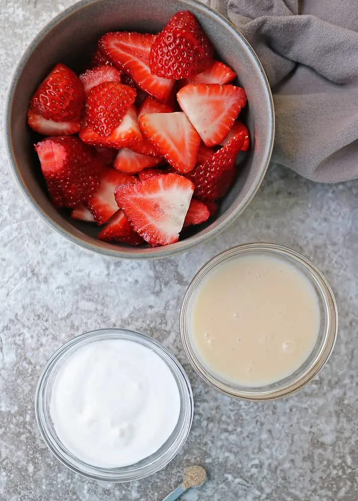 Ingredients to make strawberry popsicles