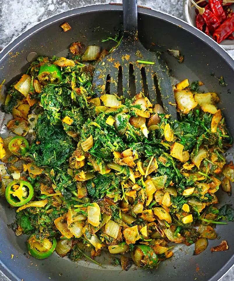 Making spinach hash for spinach soup