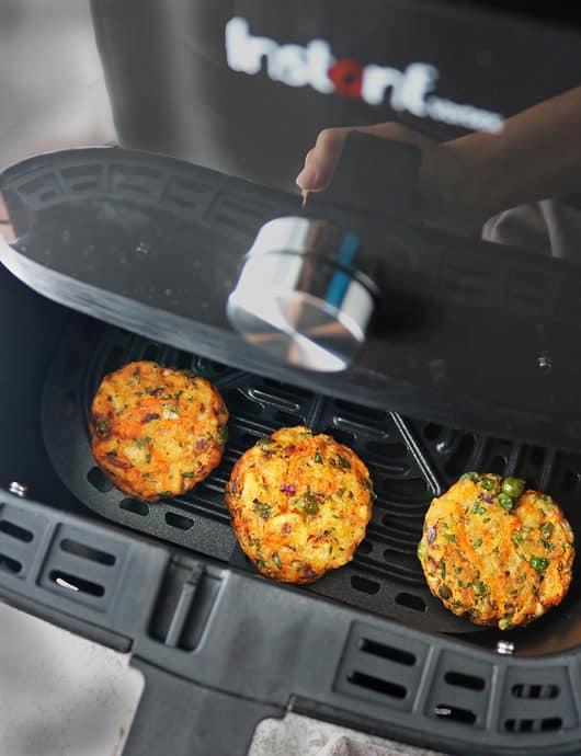 Air frying veggie fritters