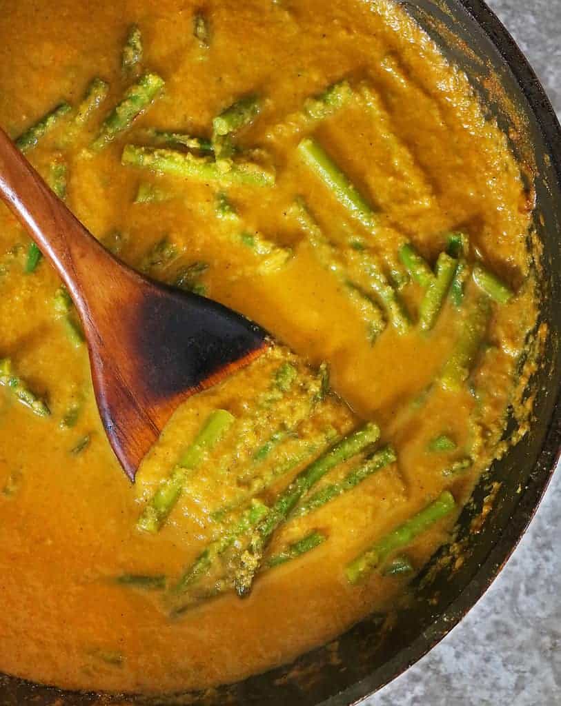 Delicious easy yellow curry with asparagus
