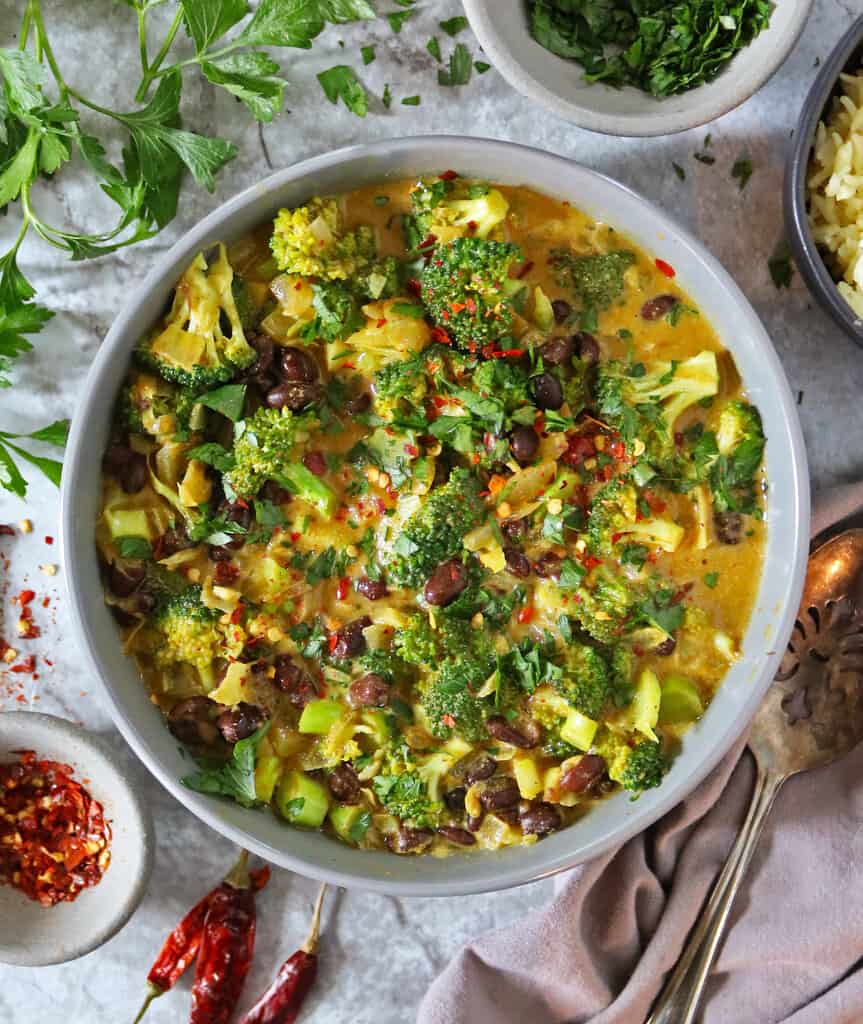 Easy broccoli curry with black beans