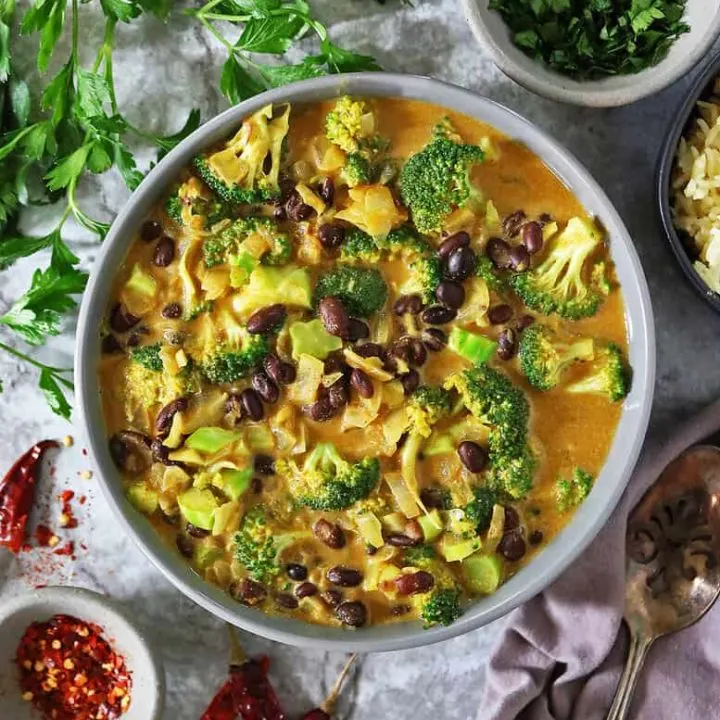 Easy curry with broccoli and black beans