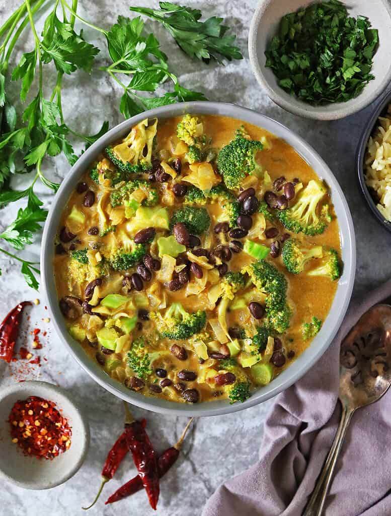 Easy curry with broccoli and black beans