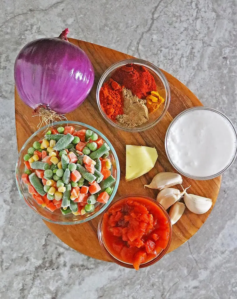 10 Ingredients to make frozen vegetable curry