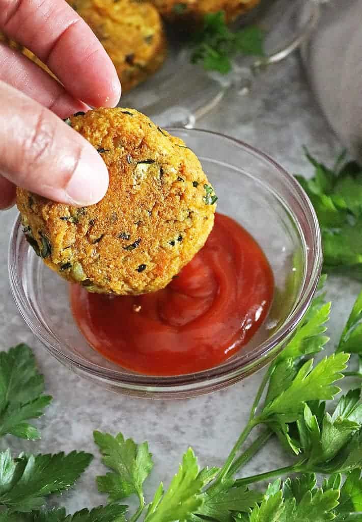 Easy 9-ingredient zucchini fritters recipe.