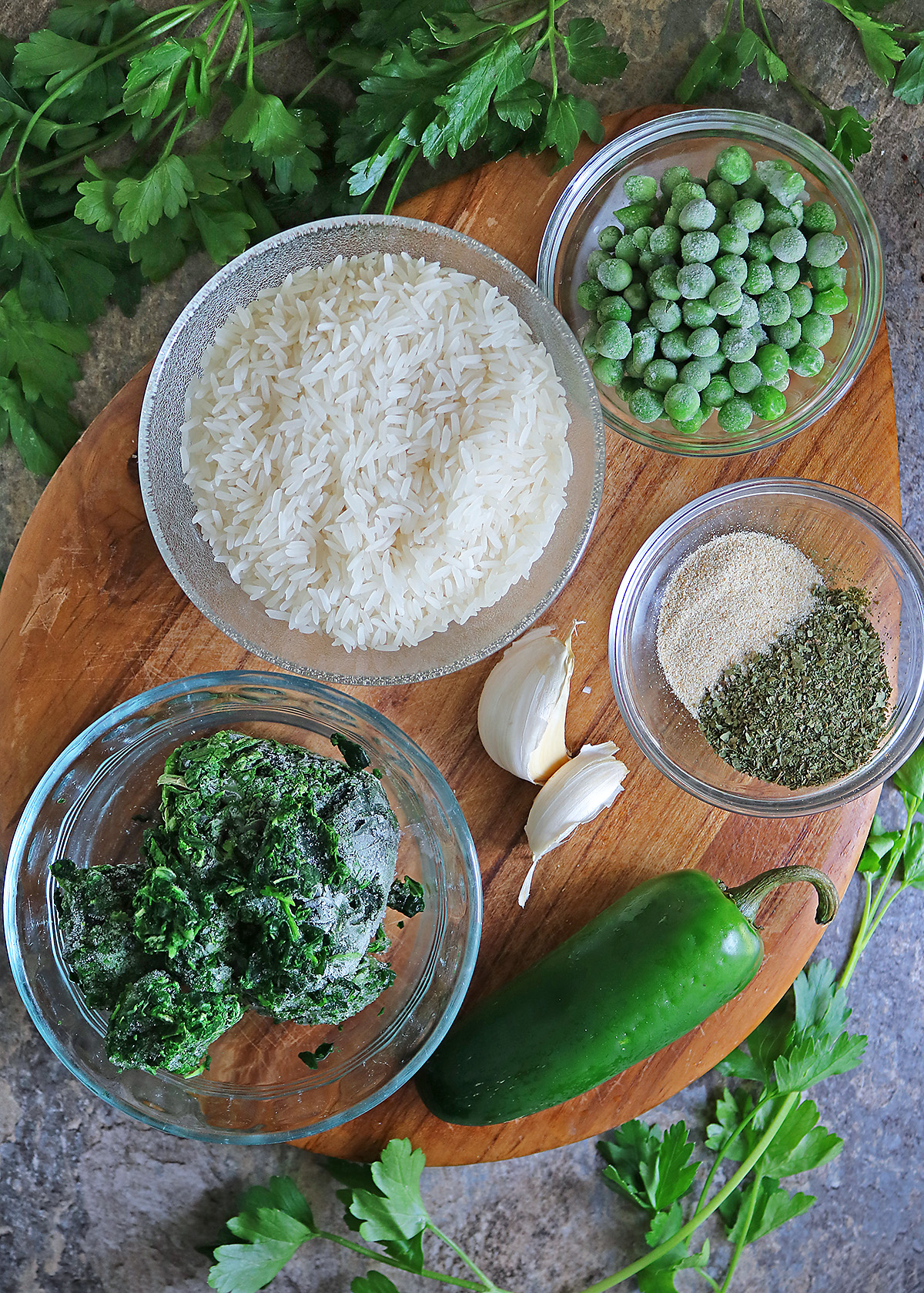 Ingredients to make green rice