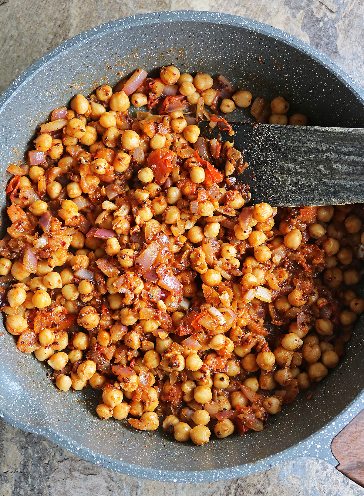 making chickpeas with onion and harissa