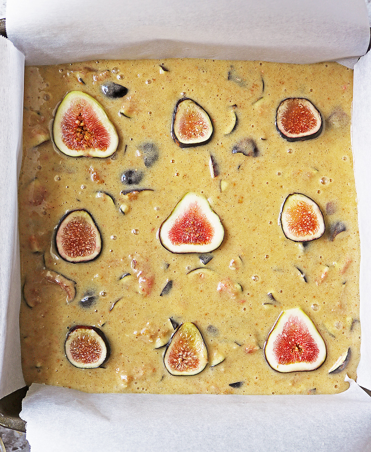 This easy cake with figs is ready to bake.