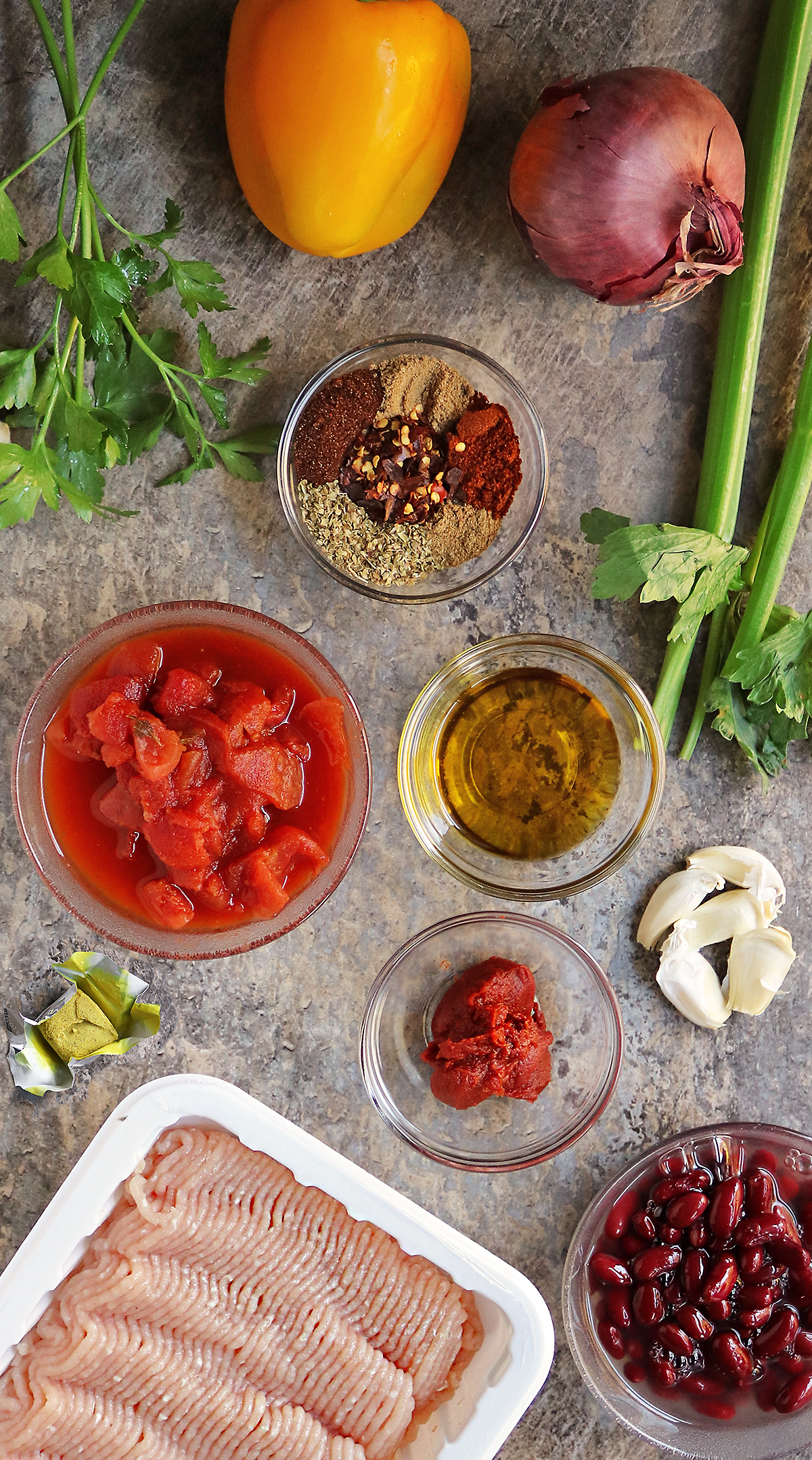 The ingredients to make healthy turkey chili