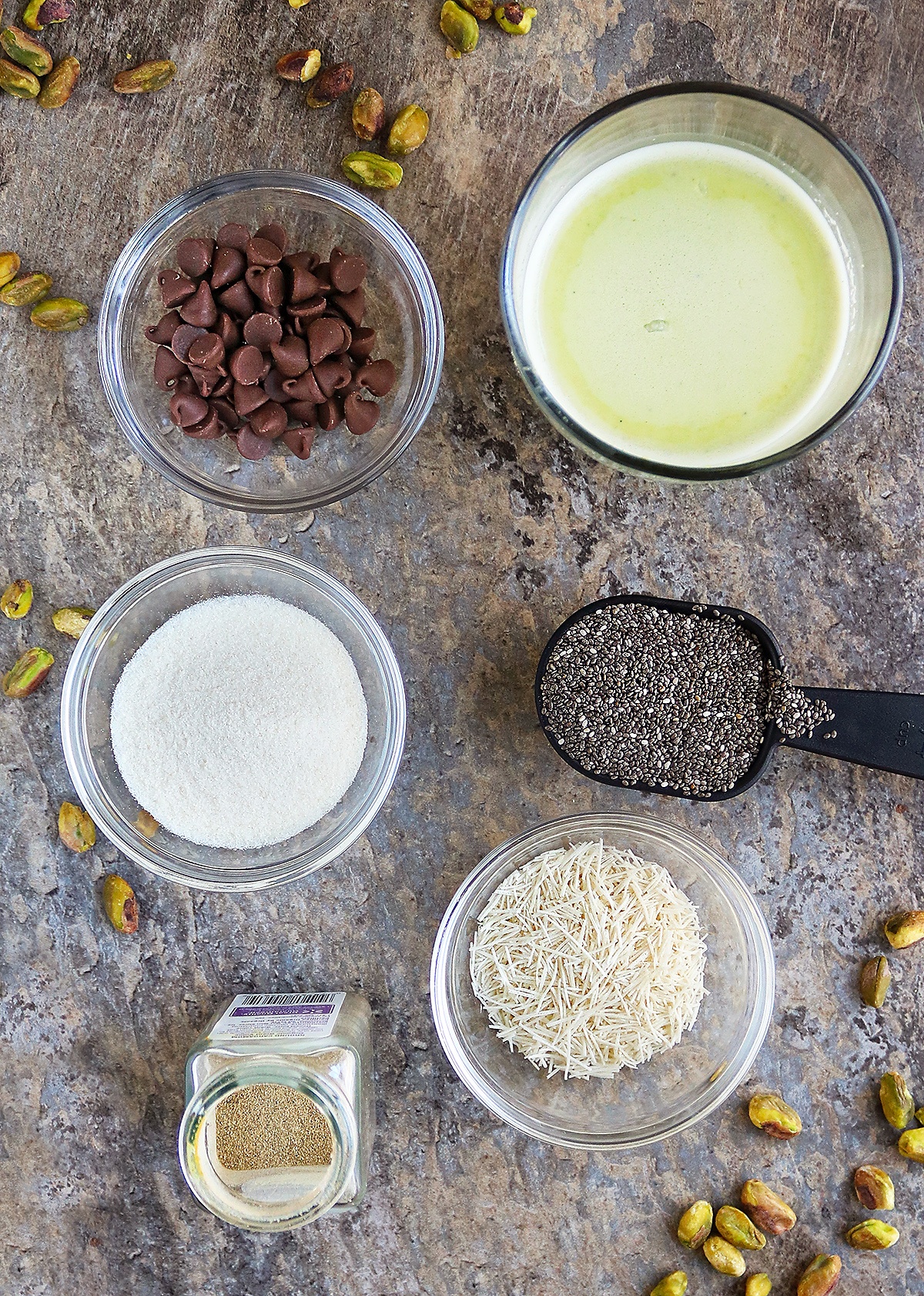 6 Ingredients to make pistachio chocolate chia pudding