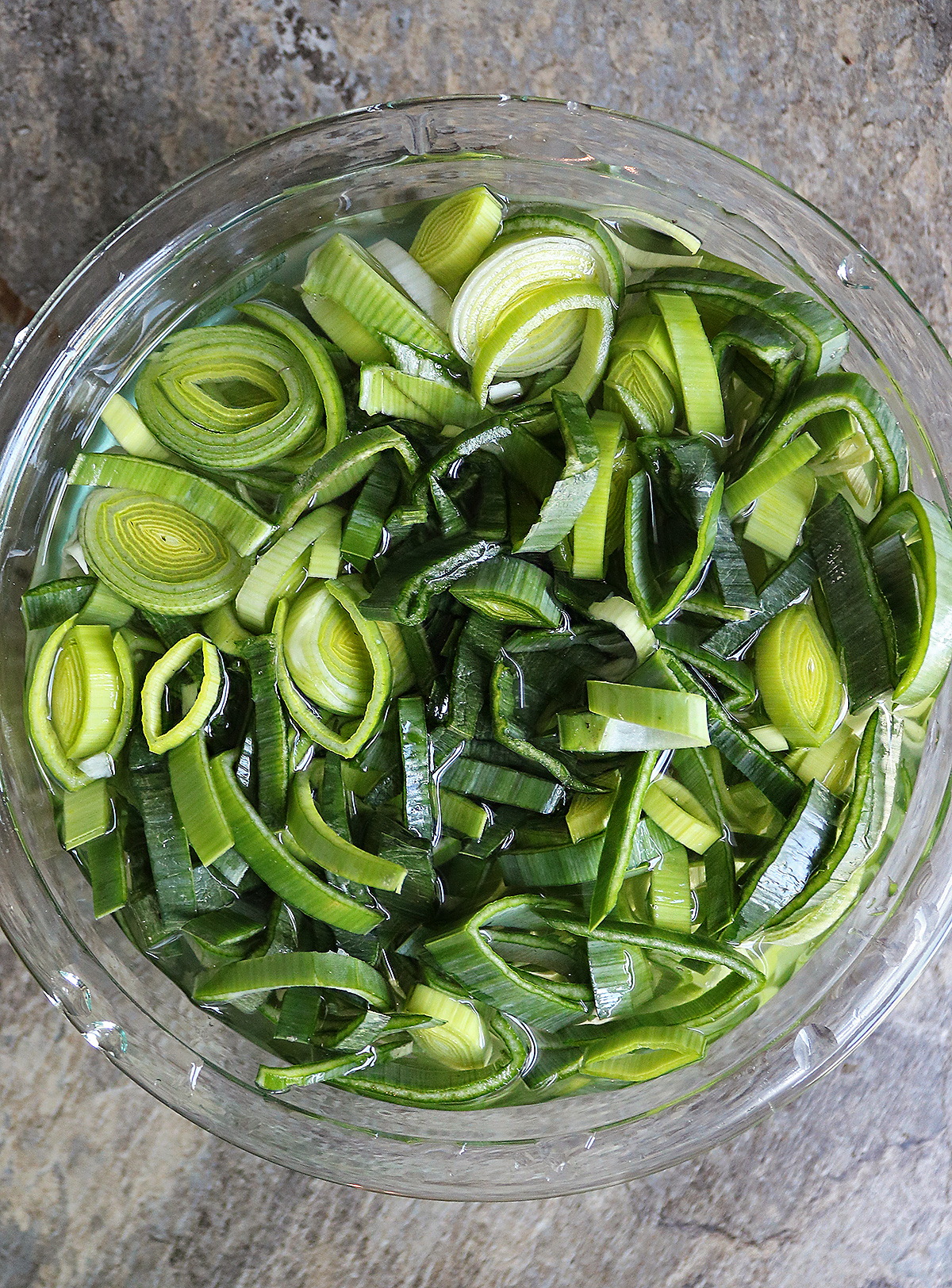 washing leeks in bowl of water