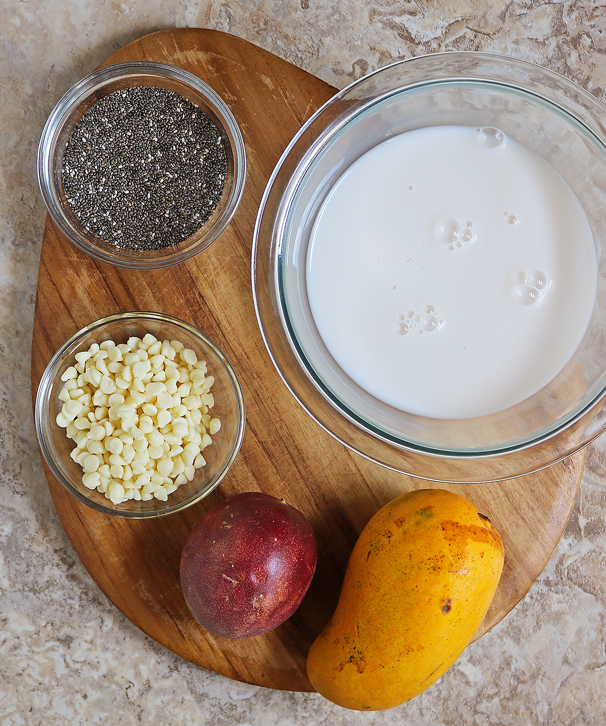 5 ingredients needed to make this refreshing and tasty chia pudding