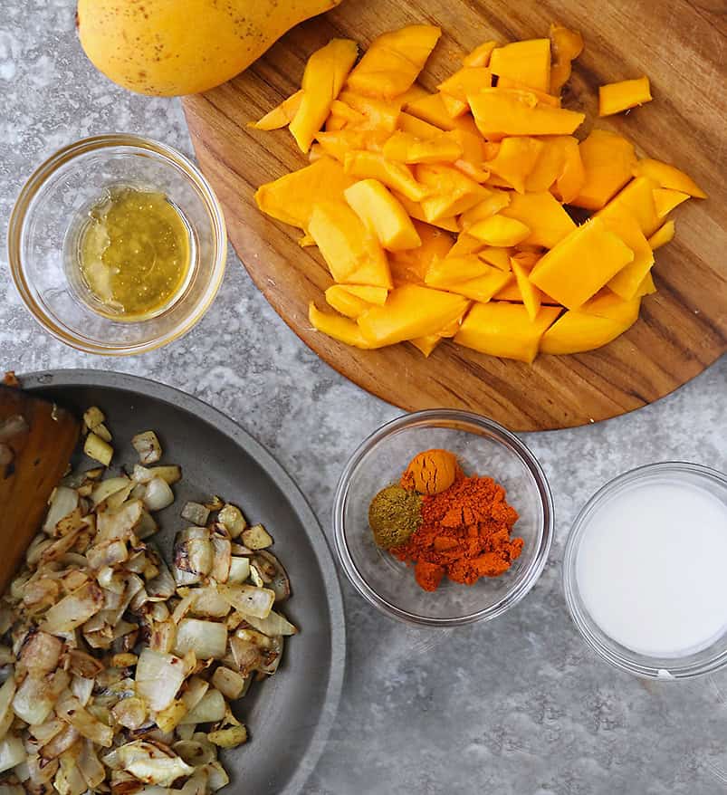 Ingredients to make spicy mango sauce