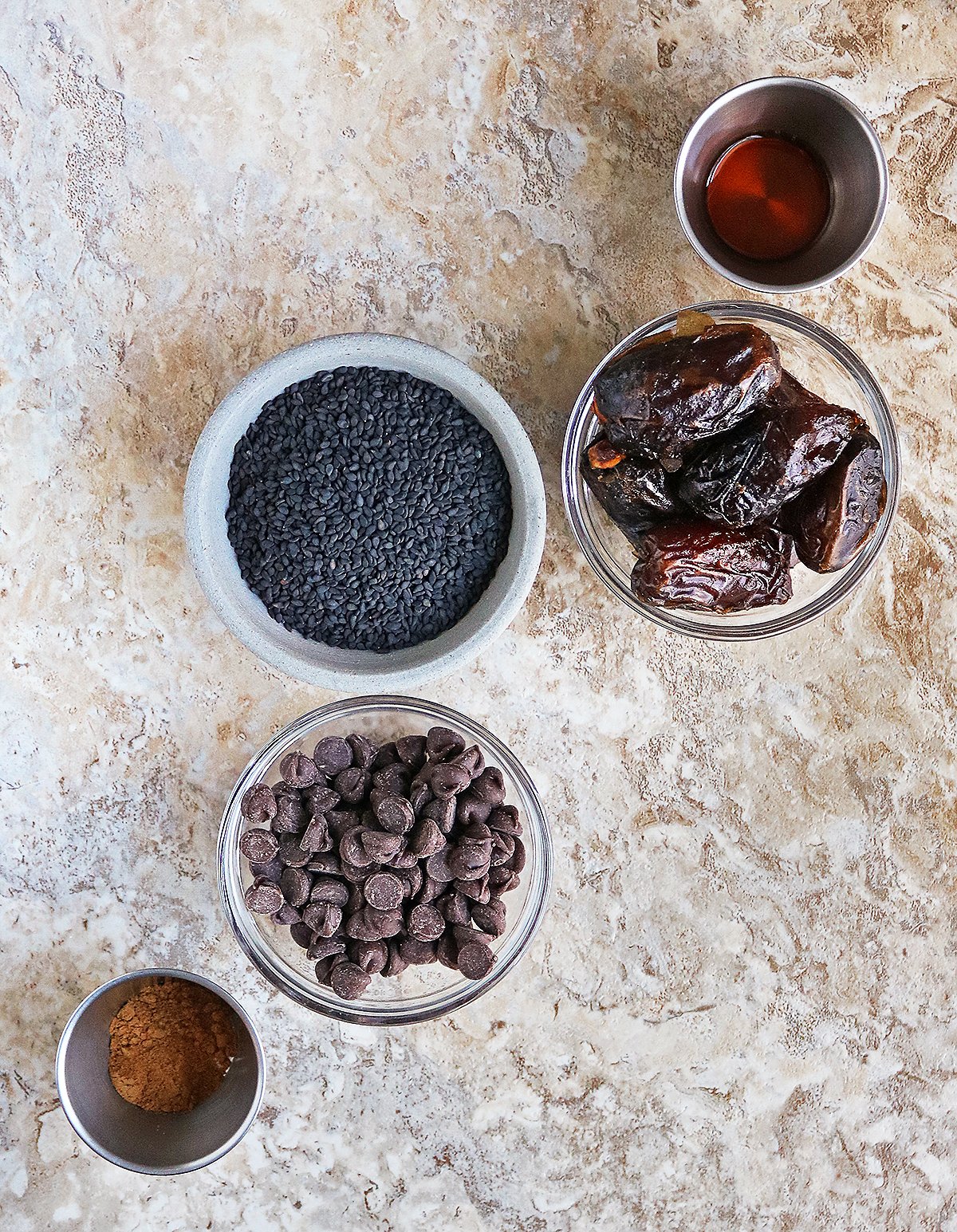 5 ingredients needed to mak these black sesame cookies