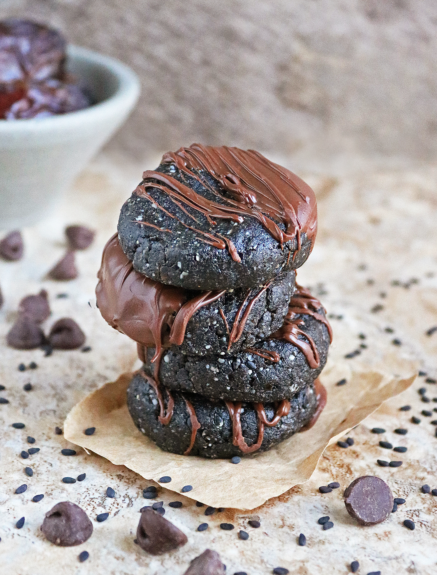 Delicious no-bake black sesame cookies recipe with dates and chocolate