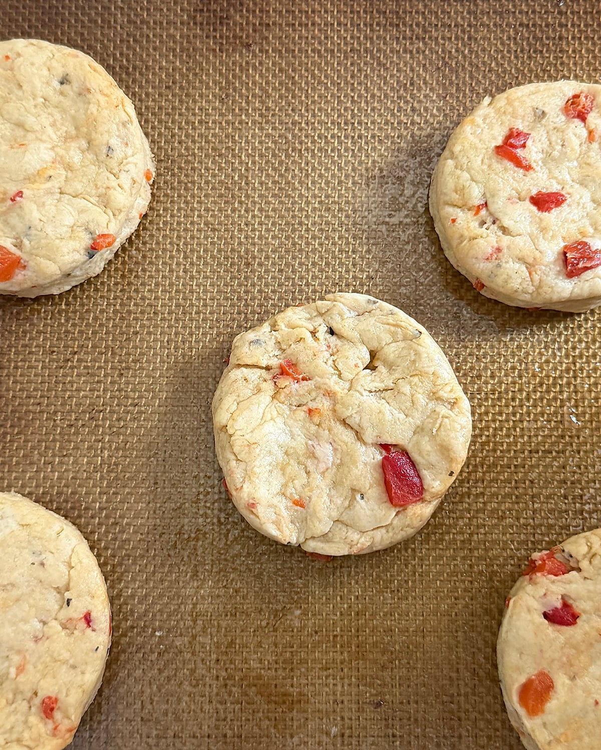 5 hummus biscuits ready to bake